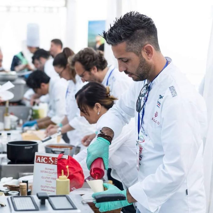 Davide Merlino mentre cucina