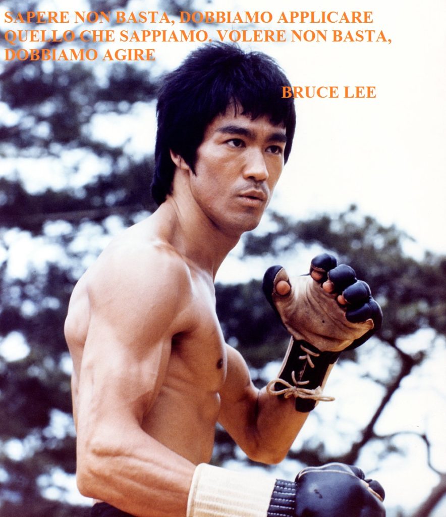 lezione di Vita di Bruce Lee con una sua frase che dice "sapere non basta, dobbiamo applicare quello che sappiamo, volere non basta, dobbiamo agire" 