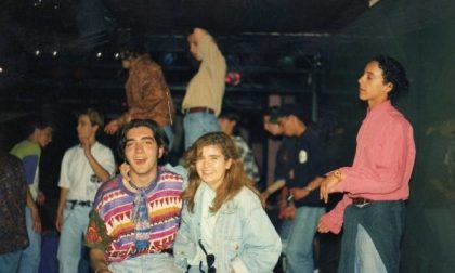 cosa resterà degli anni '80: nella foto una compagnia di ragazzi dell'epoca, intenta a ballare in discoteca