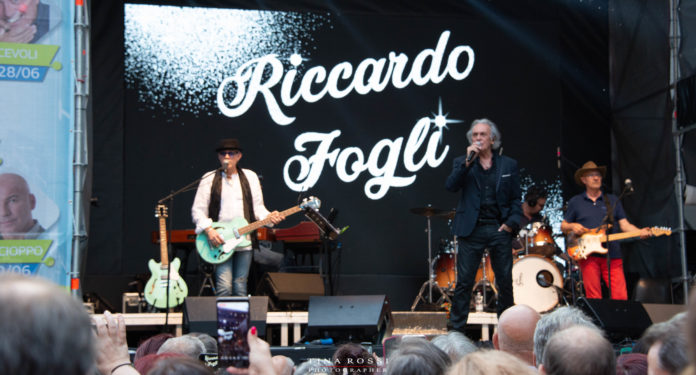 Riccardo Fogli sul palco e gente sotto che appalaude