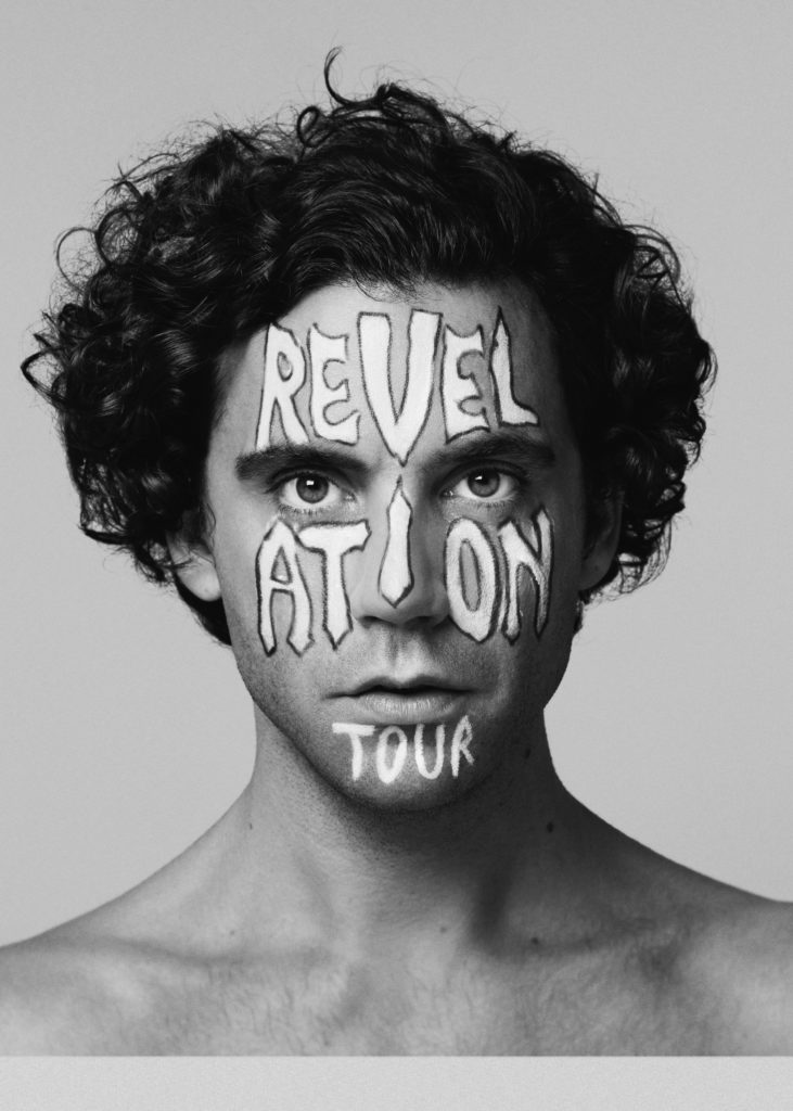 mika revelation tour primo piano del cantante israeliano con la faccia dipinta dal logo del tour 2019