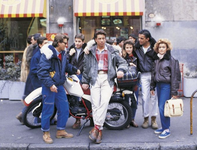 Cosa restera degli anni '80: nella foto un gruppo di ragazzi attorno a un motorino