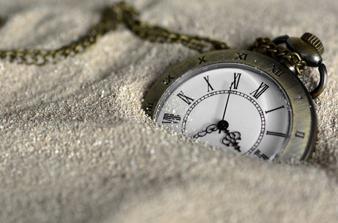 orologio da taschino nella sabbia