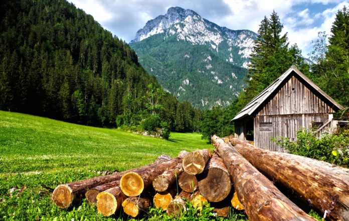 Paesaggio alpino con in primo piano una baita di pietra