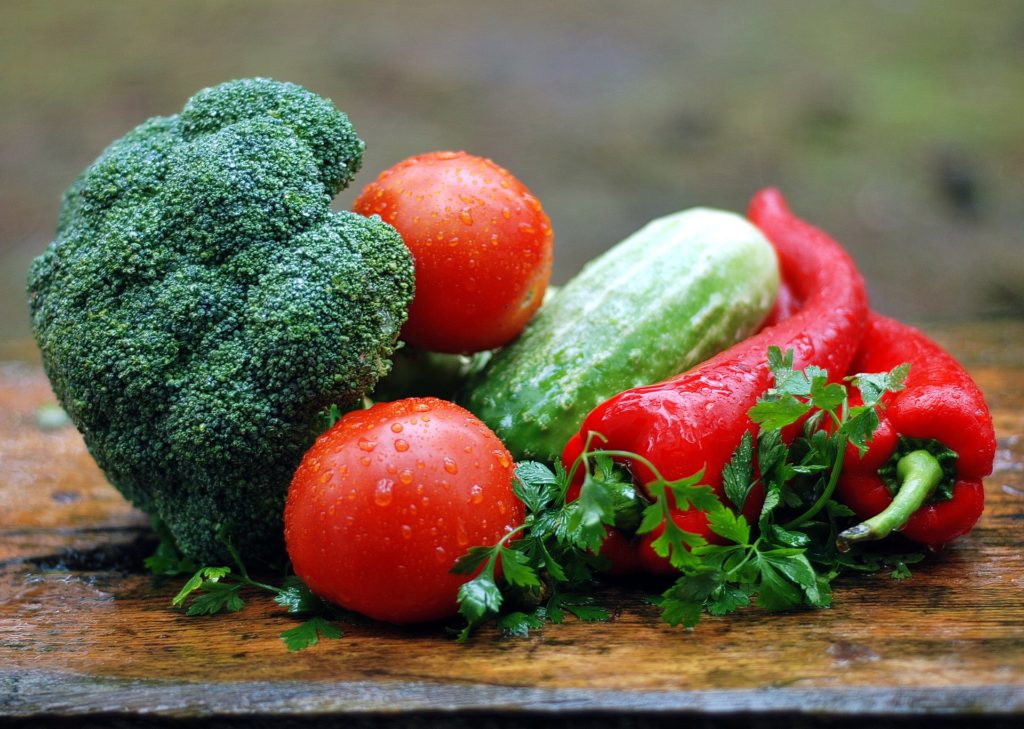 foto con verdure miste broccoli, peperoncino,pomodori,cetrioliprezzemolo