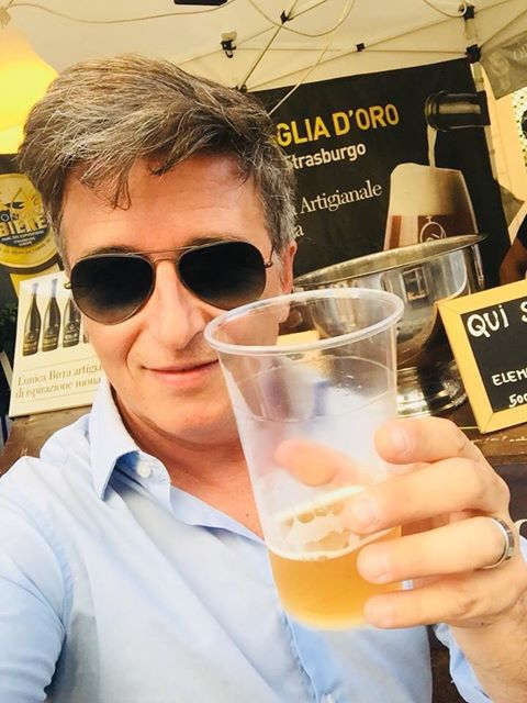 Vito Gioia presidente della Federeventi allo street food, indossa occhiali da sole e sorridendo ci porge un bicchiere di birra