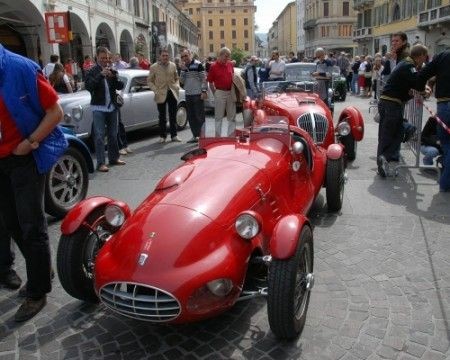 Giornata nazionale del veicolo storico in primo piano una antica ferrari e gente intorno che la ammira