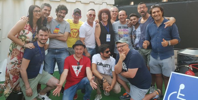 Foto di gruppo con i comici del CAB41 e la redazione di zetatielle magazine