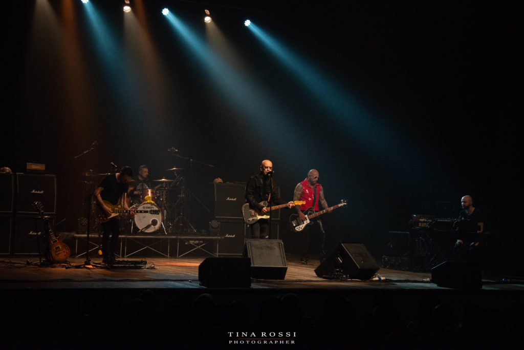 Enrico e la sua band durante il live di Alma Tour