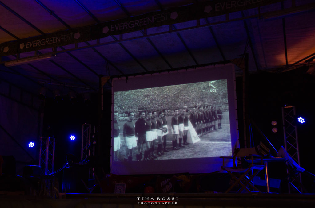 foto della squadra del grande Torino proiettata su uno schermo durante lo show "cos'era mai questo Toro "