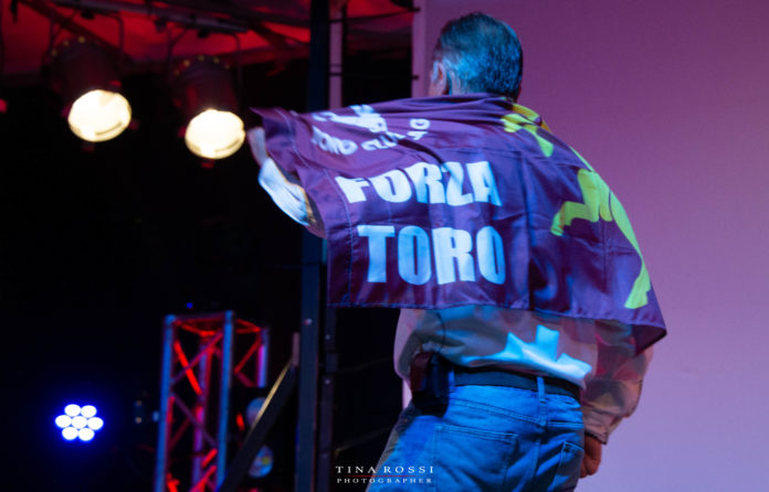 Bandiera del Toro granata con la scritta 