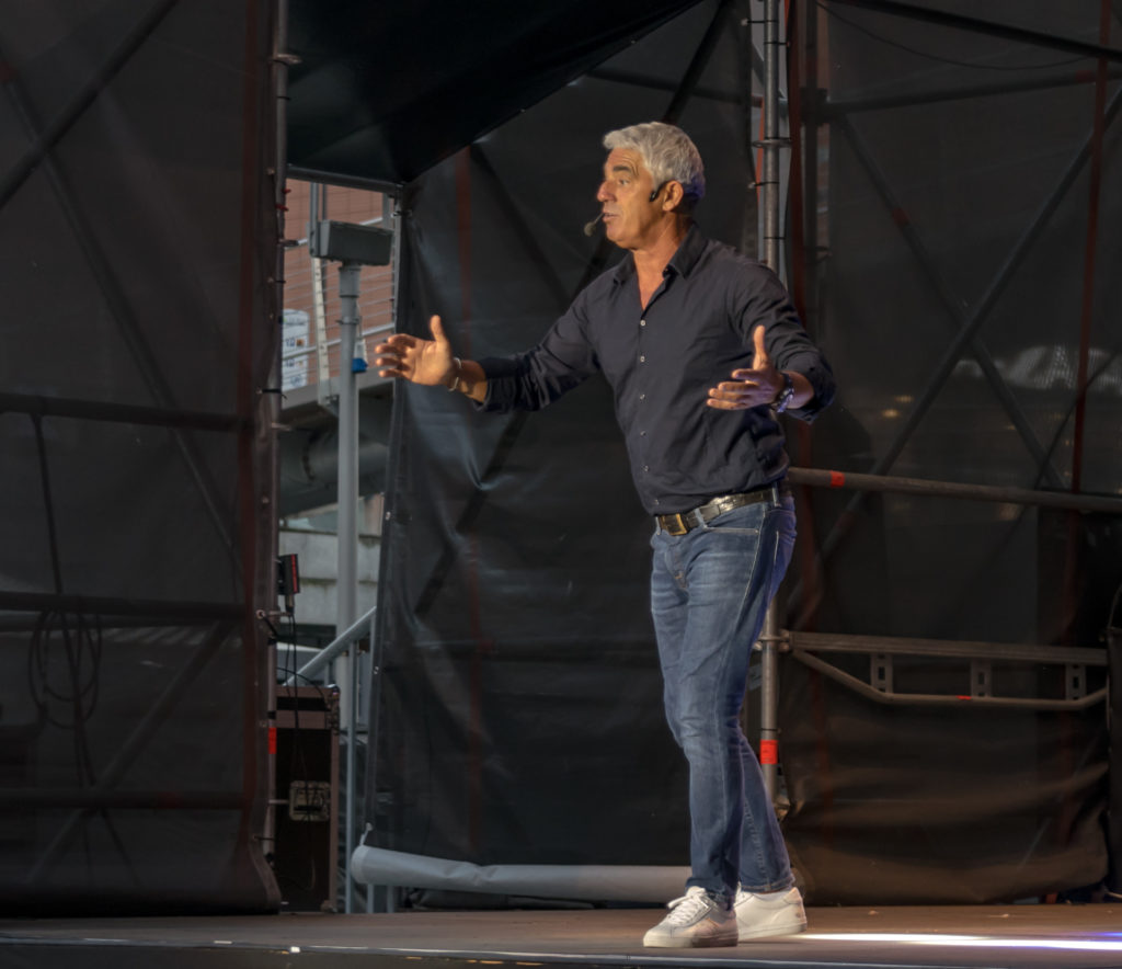 biagio izzo in piedi sul palco mentre recita