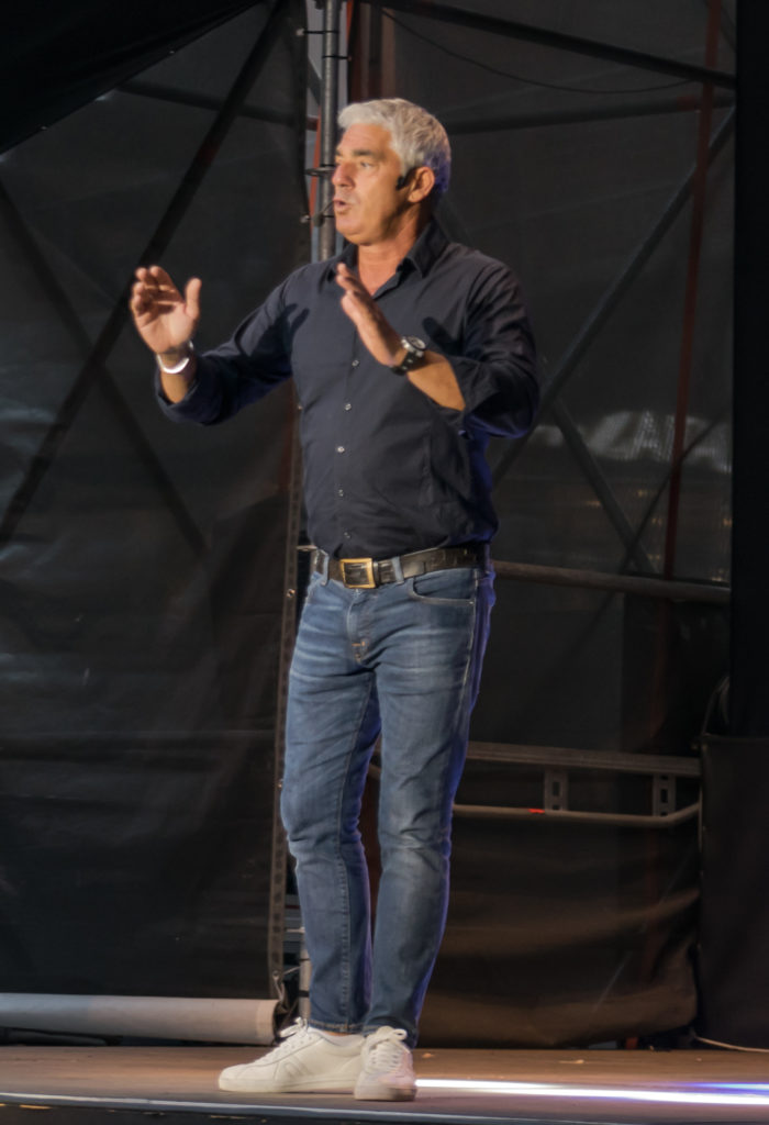 Biagio Izzo vestito con jeans e camicia scura