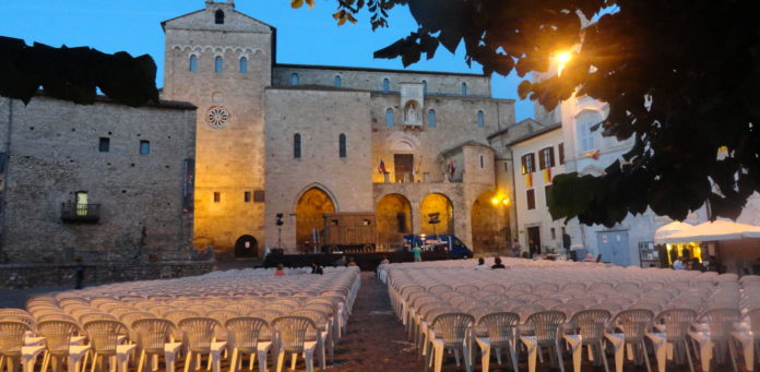 Anagni: Festival del Teatro Medievale e Rinascimentale 2019 XXVI Edizione primo piano della piazza della città con le sedie disposte a file