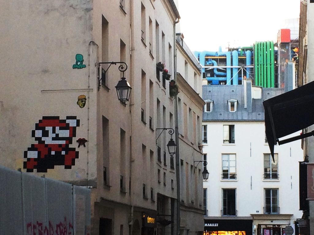 Un pezzo del mosaico della caccia al tesoro dietro il centre Pompidou di Parigi, scorcio di via