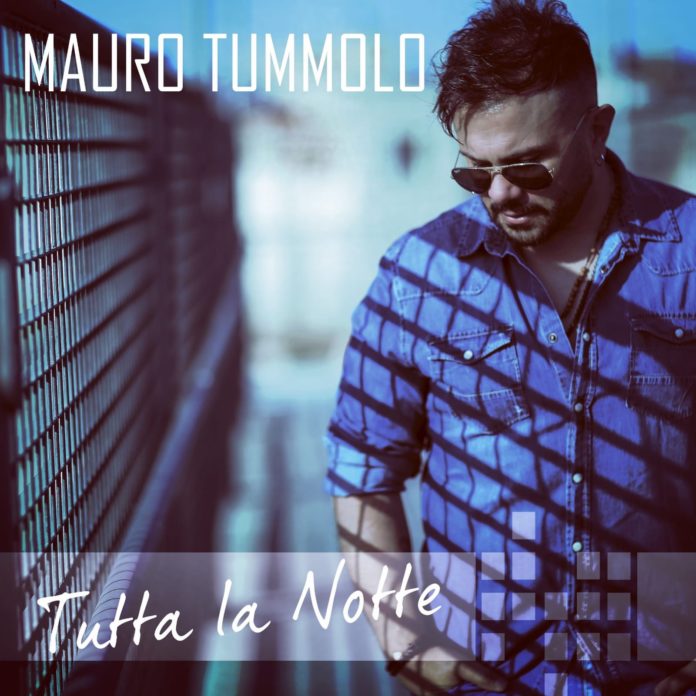 Mauro Tummolo copertina del disco: Mauro tummolo in pirmo piano vestito con una camicia blu con un grattacielo sullo sfondo