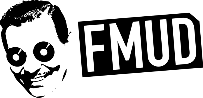 FMUD logo con scritta in bianco e nero e un viso disegnato