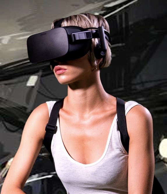 ragazza bionda con capelli corti indossa un casco virtuale da videogame per giocare a zombie experience