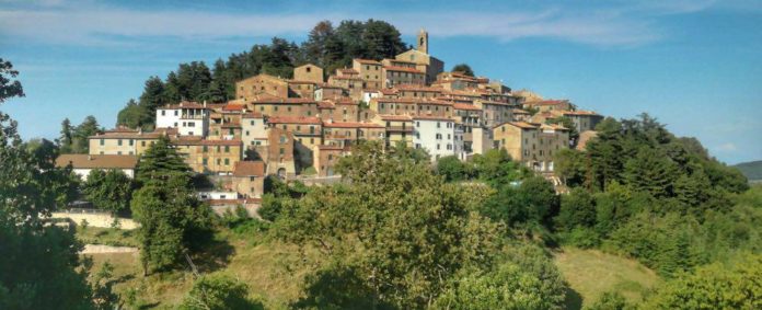 Gerfalco paese su una collina