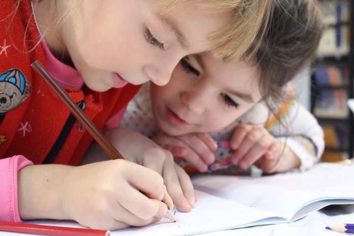 due bambini dislessici che disegnano su un quaderno