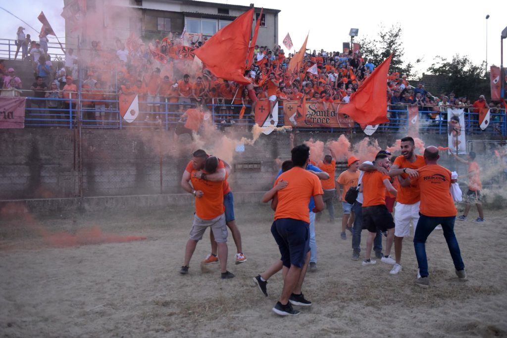 la festa di santa croce con i partecipantic he saòltano e il pubblico dalle tribune che appalaude