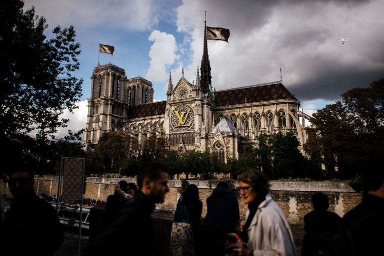 Notre Dame un anno dopo l'incendio, tutto fermo e progetti di ricostruzione surreali.