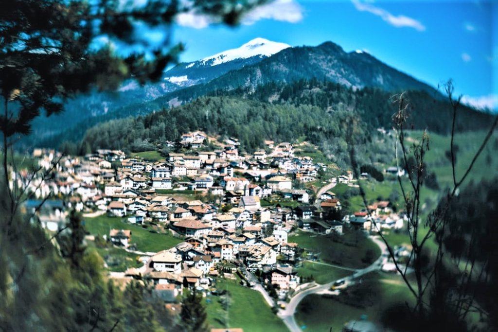 Primo piano di un paesino di montagna, arrampicato sulla collina