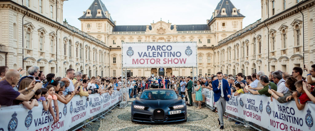 La manifestazione del Parco Valentino. nella foto il piazzale del castello con un'auto nera al centro e tutto il pubblico dietro le transenne che circondano il cortile