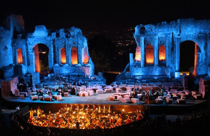 estate a taormina vista notturna sul teatro greco-romano