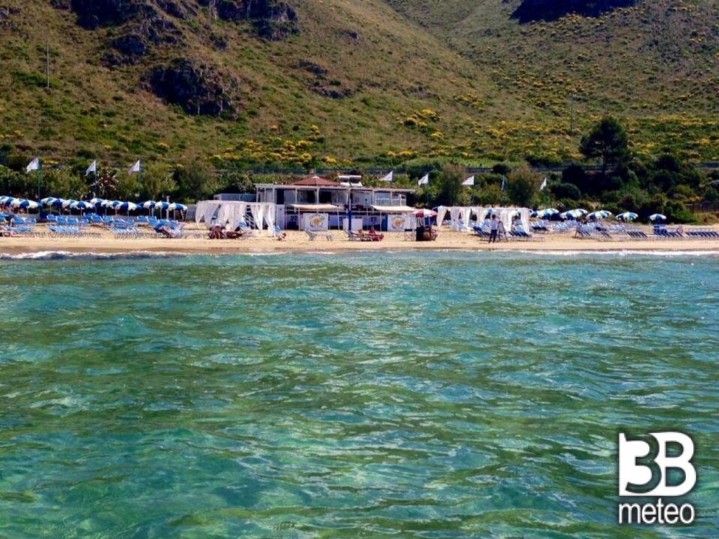bazzano beach nella foto in primo piano il mare e sullo sfondo la spiaggia