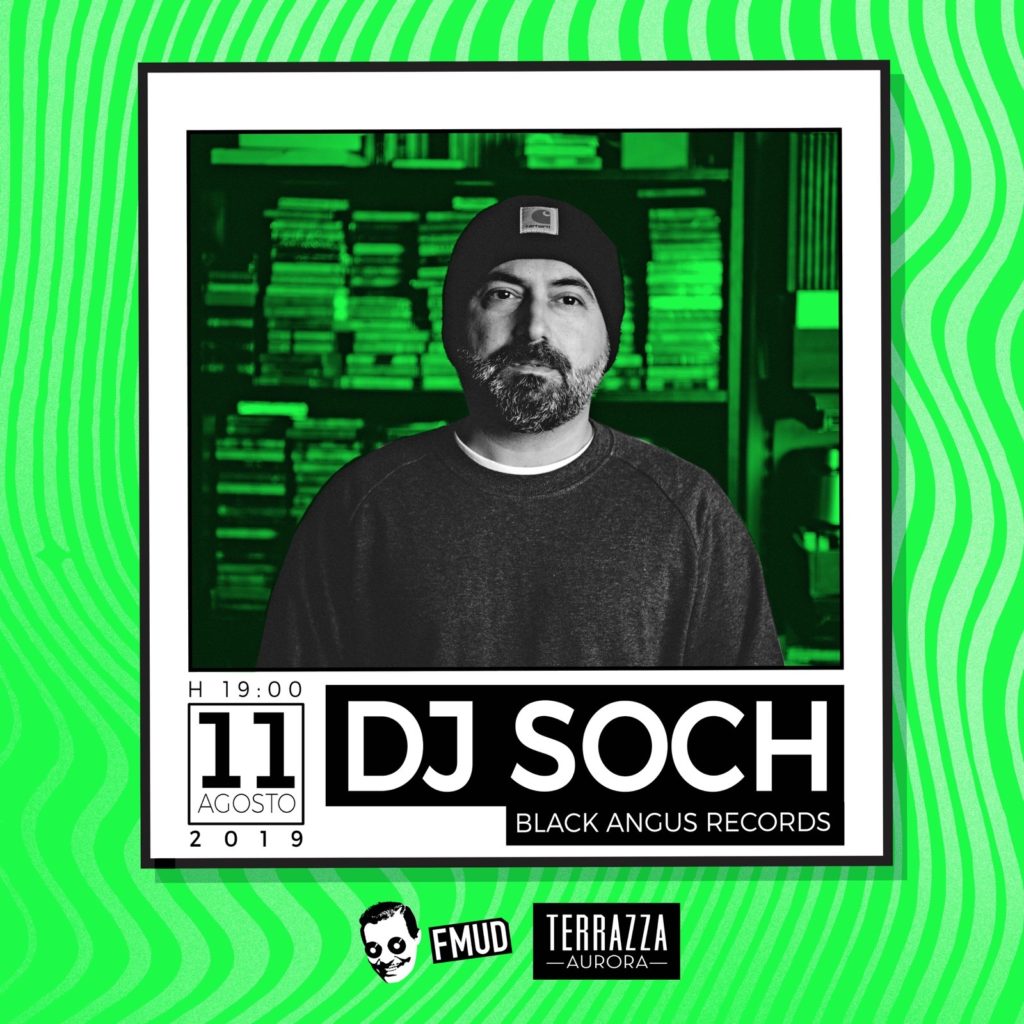 DJ Soch vestito con maglia nera in un bianco e nero su sfondo verde con l orario e la data dell'evento alla terrazza