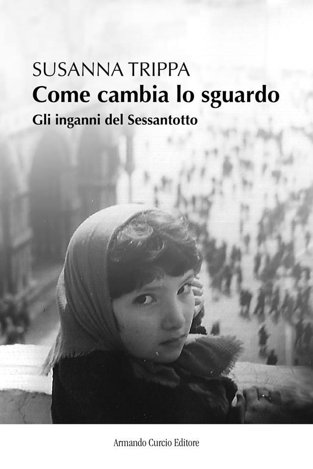 Copertina del libro "Come cambia lo sguardo" - gli inganni del sessantotto. Foto in bianco e nero, in primo piano una bambina con un foulard su un balcone e sotto una piazza