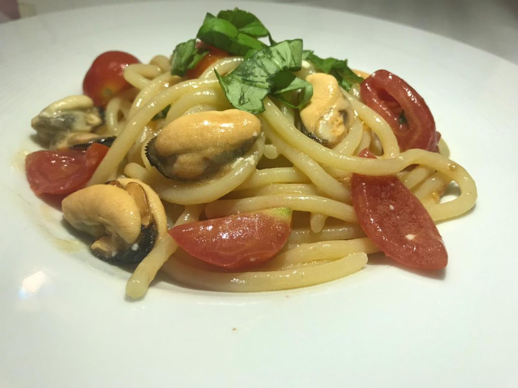 Piatto di pasta di strozzapreti con pomodorino fresco e cosse