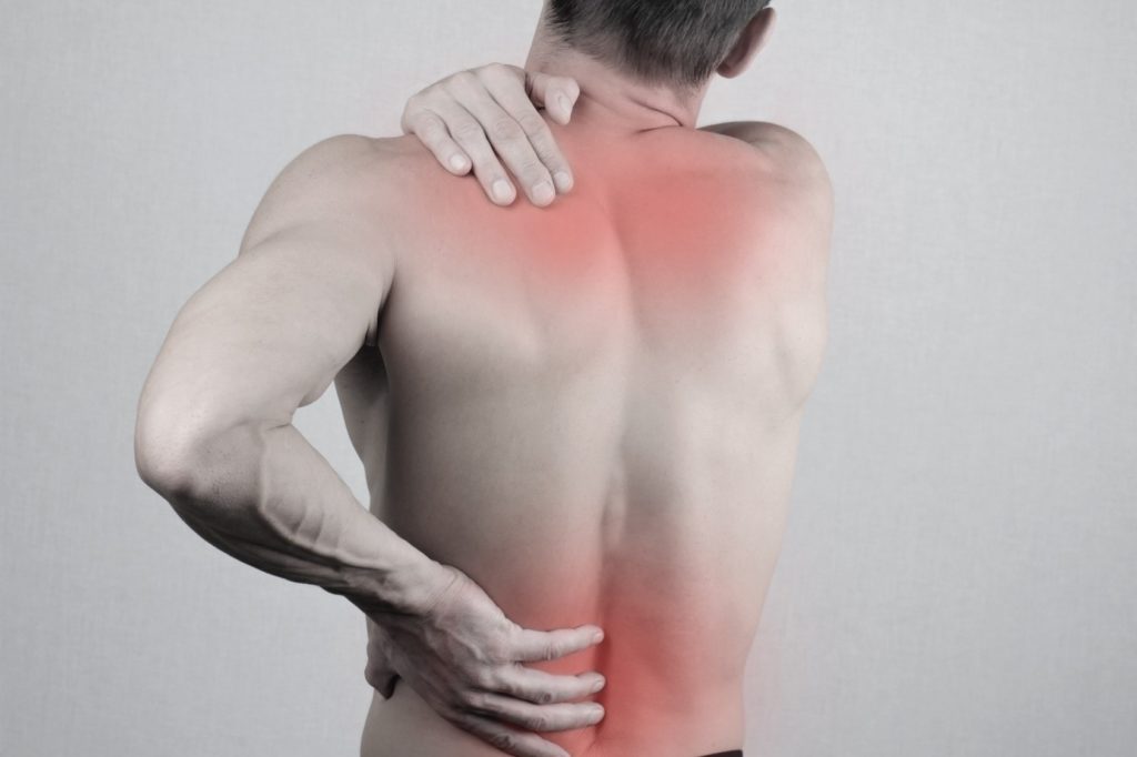 dolori della fibromialgia espressi con dei rssori sulla schienadi un uomo