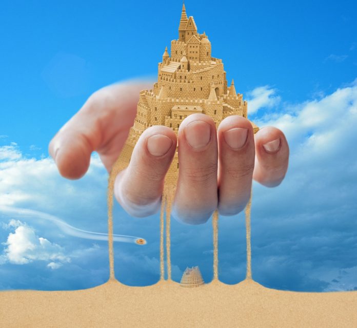 mano che sostiene un castello di sabbia come locandina dell'evento comicità, fiabe.