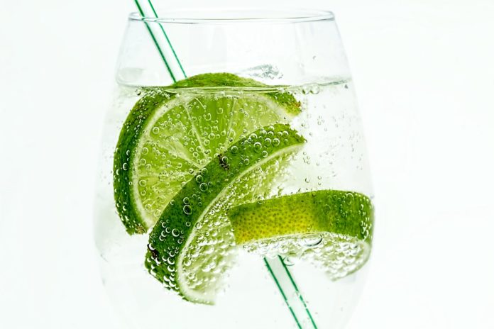 Teatri all'arrembaggio - nella foto un bicchiere con acqua, una cannuccia e tre fette di limone lime