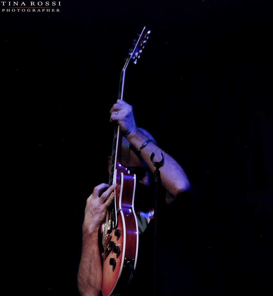 Primo piano di Maurizio Baldini, chitarrista dei Soundtruck, con la chitarra in pugno