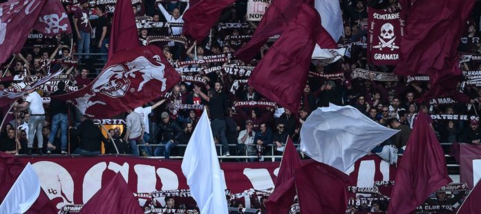 Torino FC vs Shakhtyor. Primo piano dell curva maratona, stadio grande torino, pieno di bandiere granata