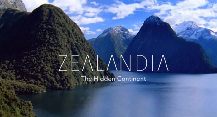 Zealandia the hidden continent la scritta compare sull'immagine di un fiume che passa tra delle montagne verdi
