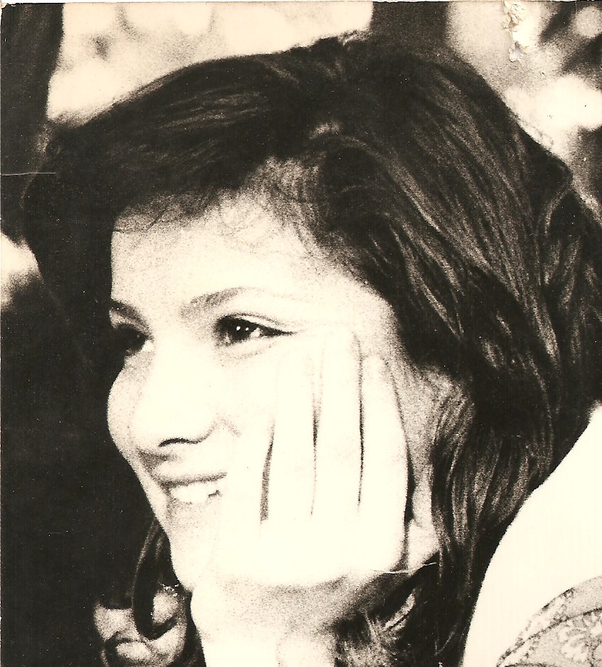 Primo piano in bianco e nero di Susanna Trippa, sorridente, autrice del romanzo "come cambia lo sguardo", dove racconta la storia del '68