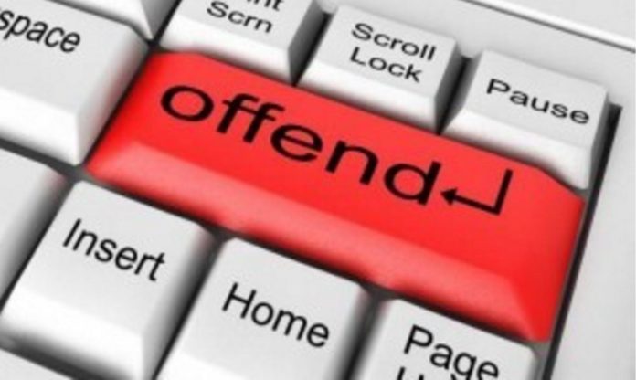 diffamazione il tasto offend su una tastiera da pc per indicare la diffamazione sul web