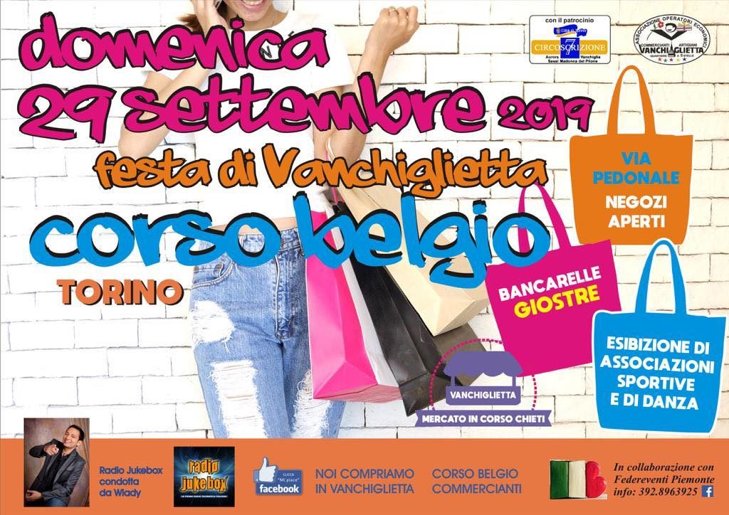 Shopping food&drink domenica 29 settembre Festa di Vanchiglietta in corso Belgio Torino una donna sorridente con t shirt bianca porta una borsa da shopping