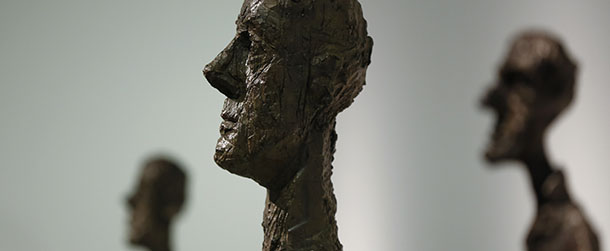 sculture realizzate in ero dello scultore Giacometti raffiguranti figure umane maschili molto stilizzate e sottili