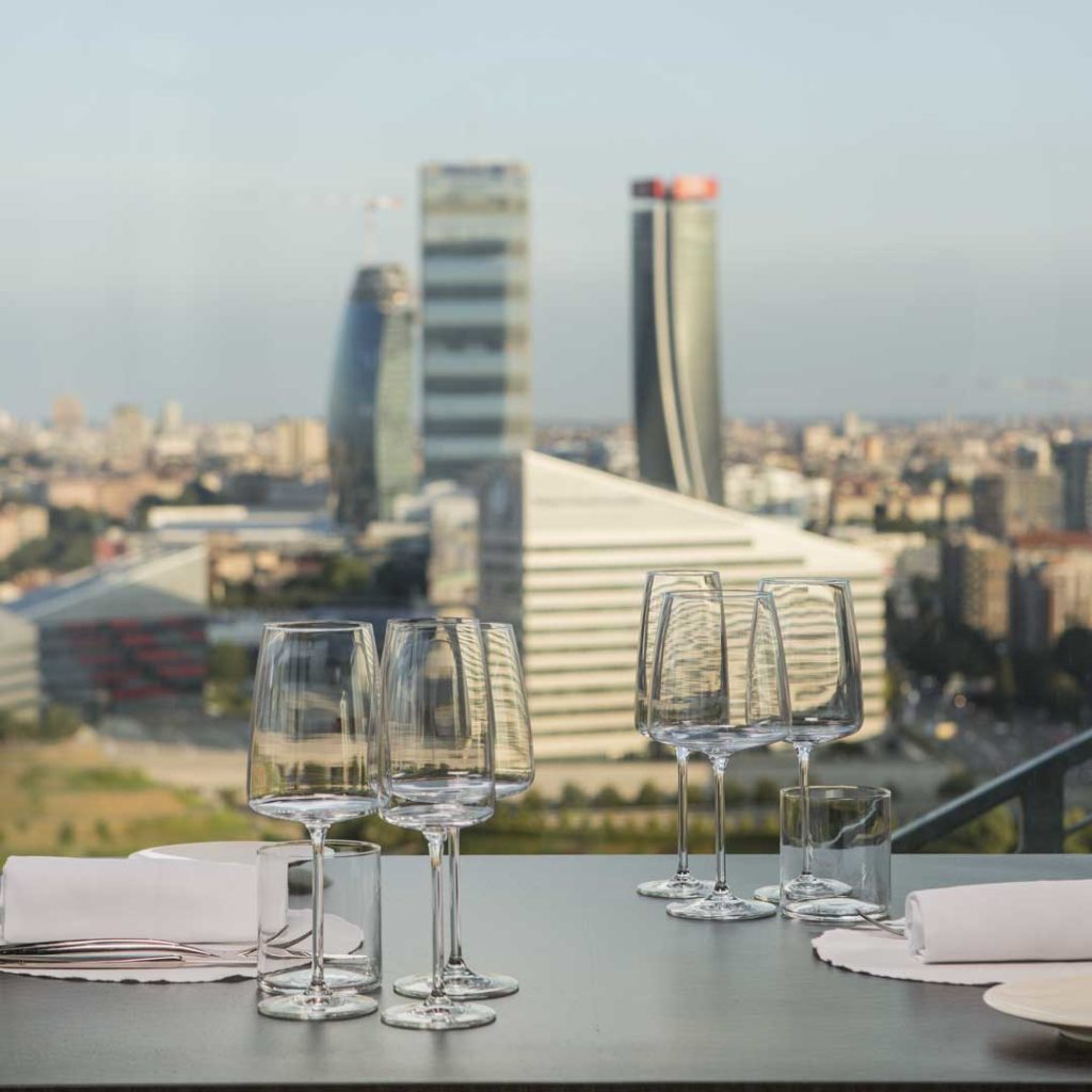 vista panoramica sulle torri di milano dal ristorantemi view