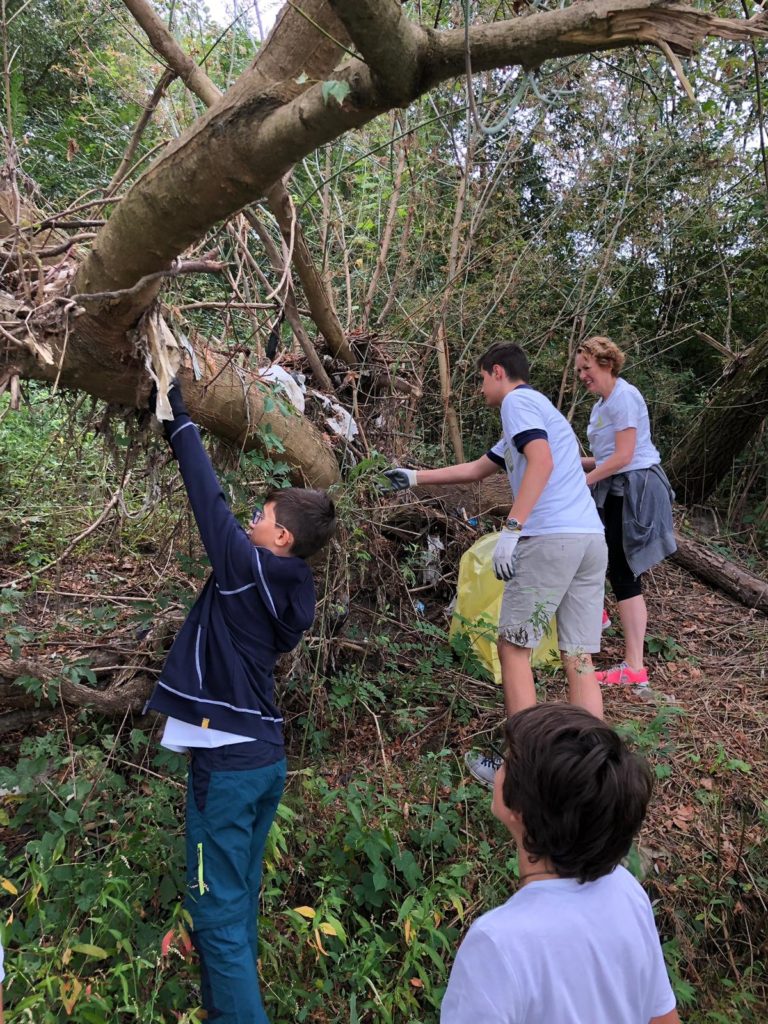 per il world cleanup day degli studenti puliscono il letto del fiume po