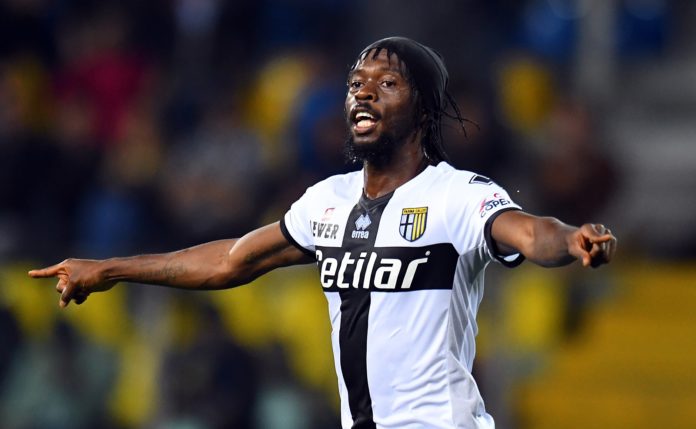 Gervinho con la maglia del parma allarga le braccia sorridendo nel monday night match