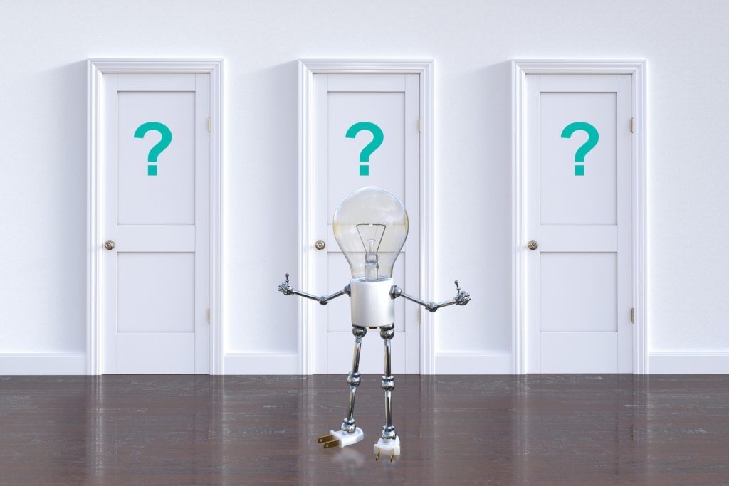 tre porte con tre punti interrogativi e un robot con gambe braccia e una lampadina come testa