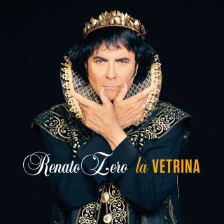 Renato Zero vestito di nero con una corona dorata nella presentazione del nuovo singolo 