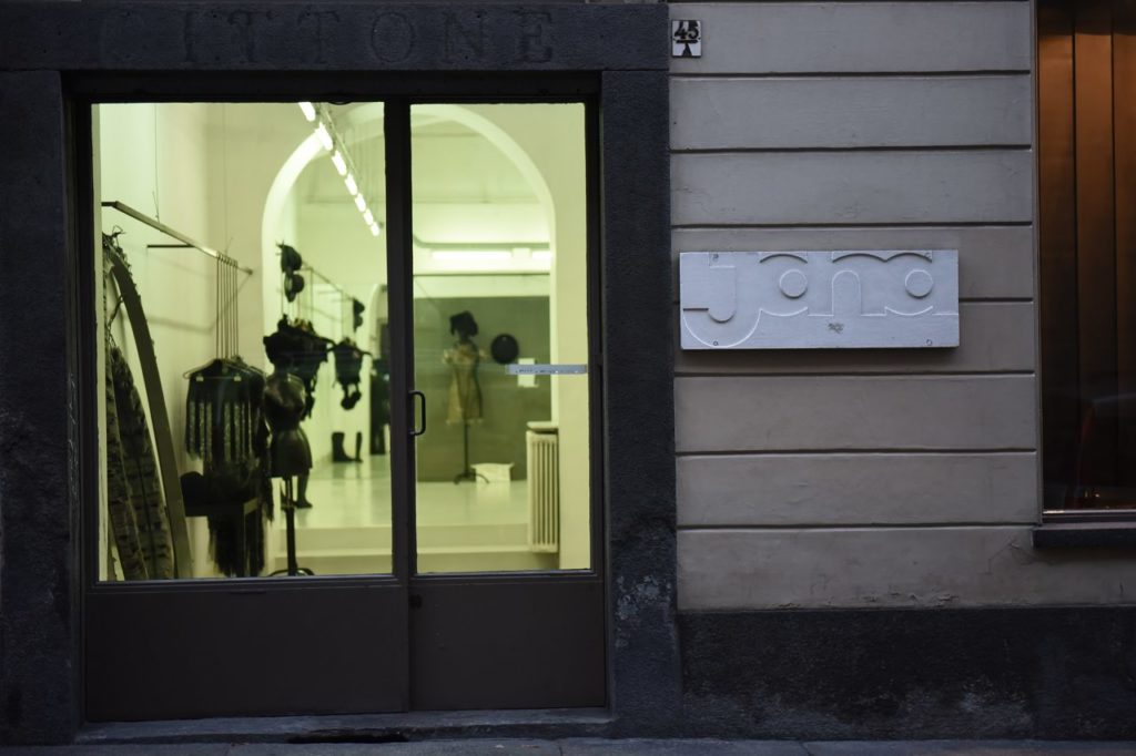  La vetrina è l'ingresso di via Maria Vittoria 