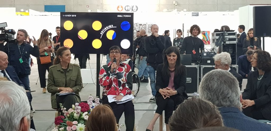 Conferenza di apertura con la sindaca Chiara Appendino seduta sulla destra